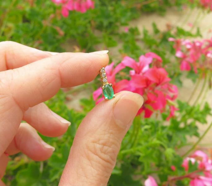 Natural oval emerald solitaire pendant and fine gold necklace in 14k yellow gold