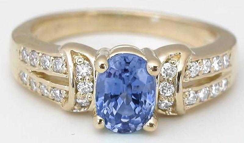 Natural blue sapphire ring in 14k yellow gold
