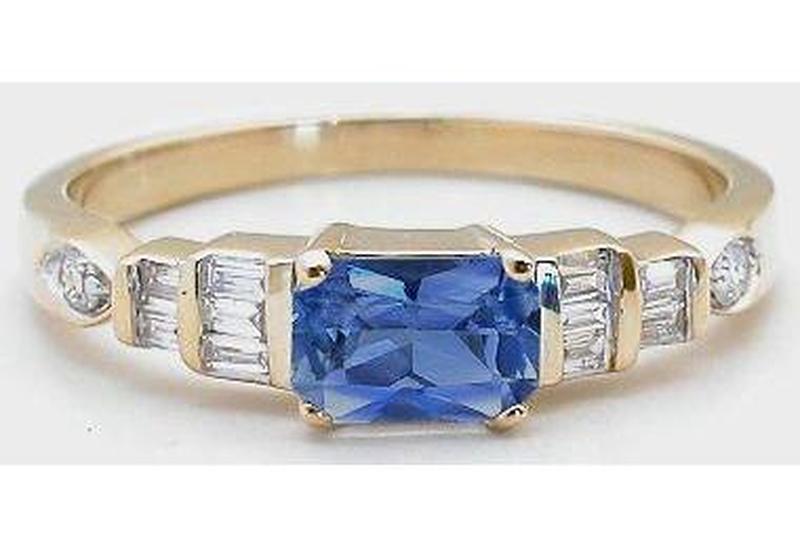 Natural blue sapphire ring in 14k yellow gold