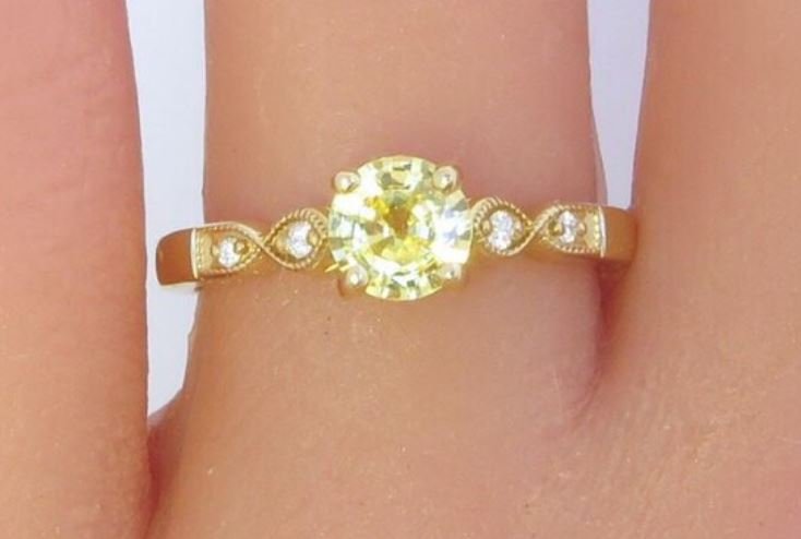 Elegant 0.92-carat yellow sapphire ring in polished gold band