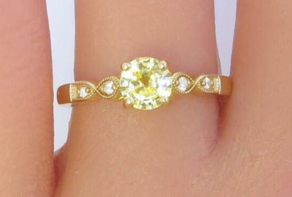 Elegant 0.92-carat yellow sapphire ring in polished gold band
