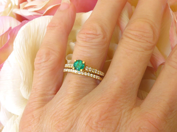 Emerald wedding hot sale ring set