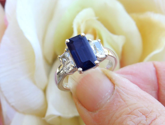 Emerald and white hot sale sapphire ring